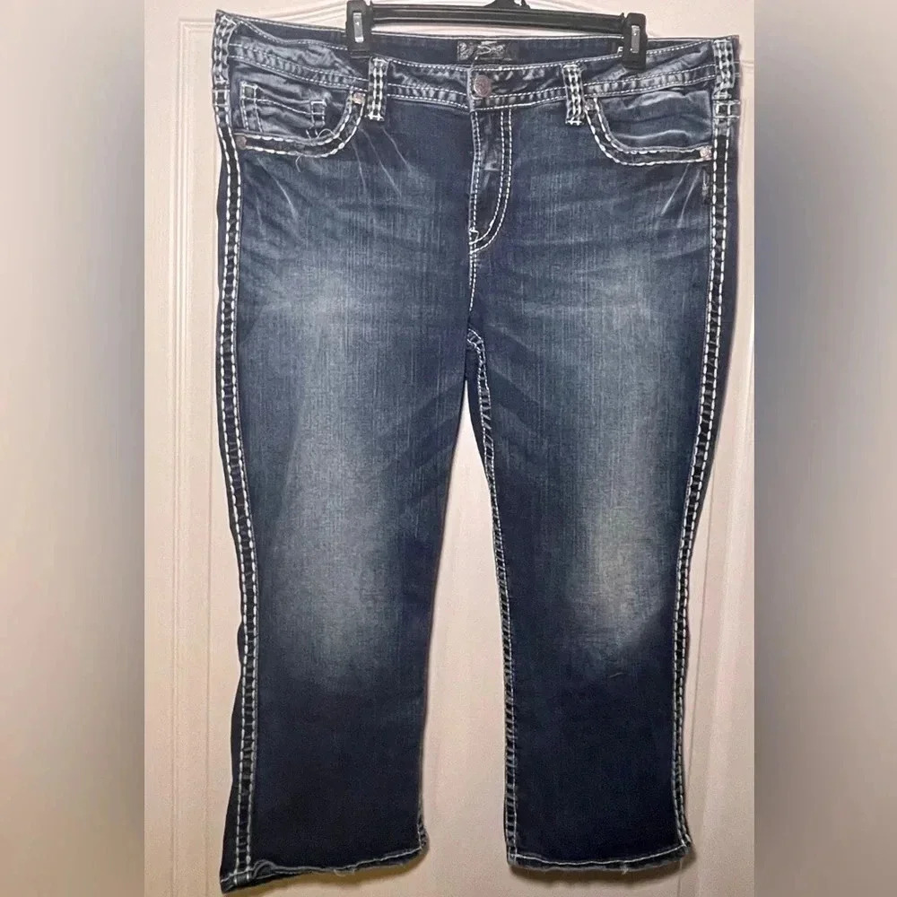 Silver Suki Mid Capri 22/L22.5 Embroidered Pockets Dark Wash Womens Plus